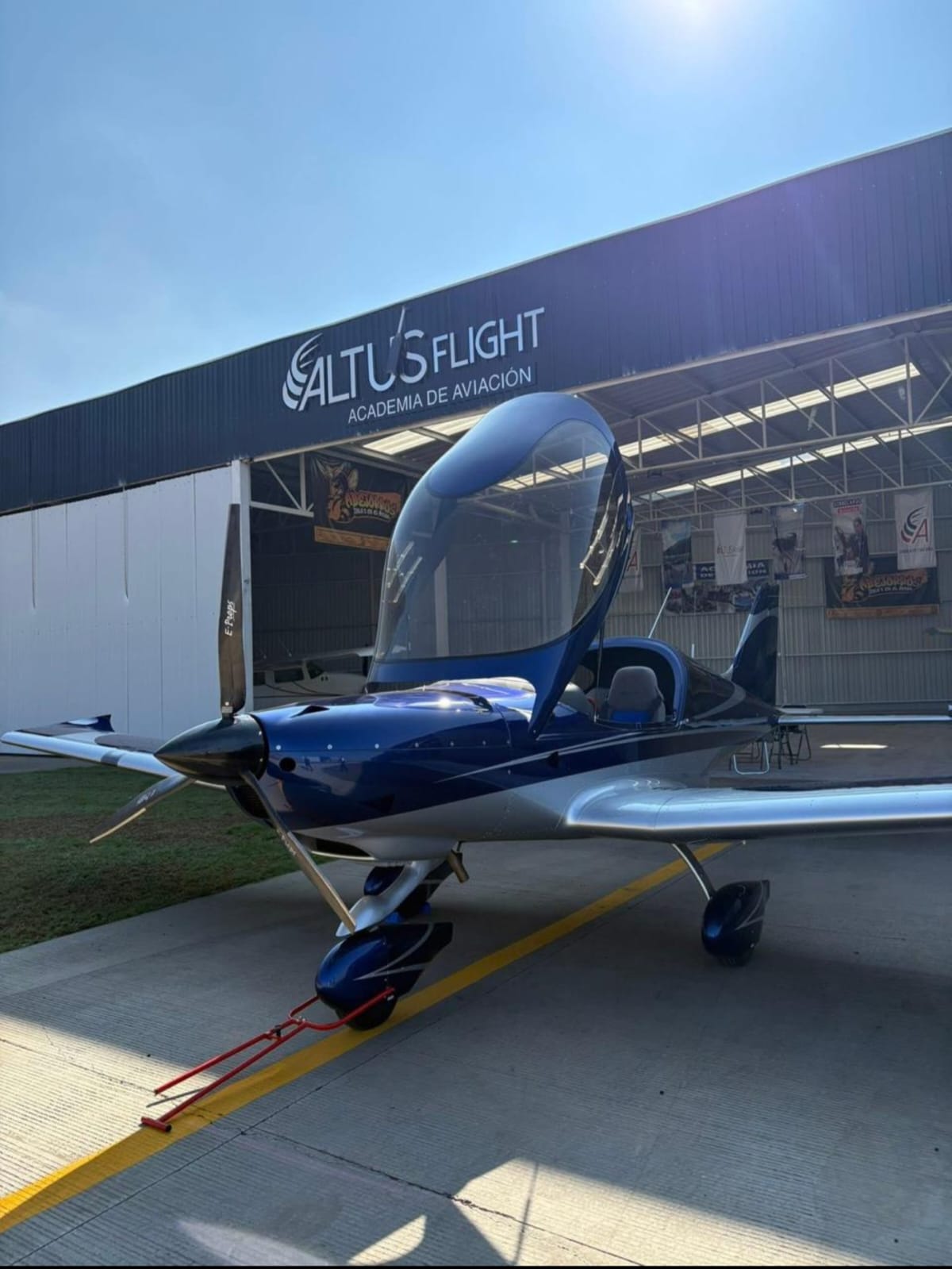 Avioneta en hangar Altus Flight